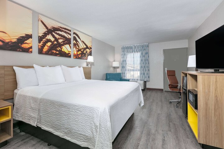 1 King Bed (3 of 8)