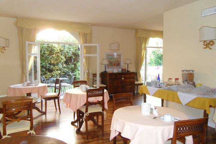 Breakfast area