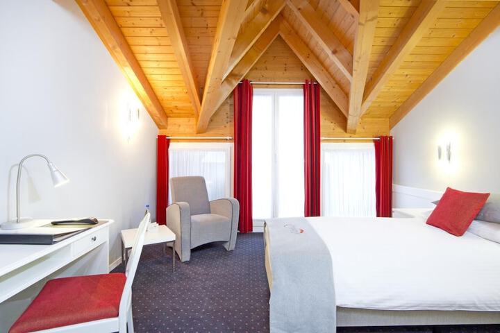 Room 4 of 40