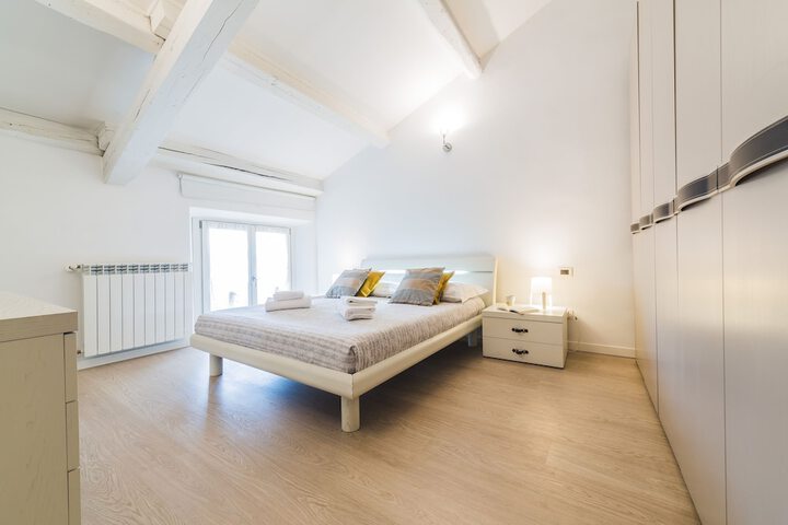 Room 4 of 16