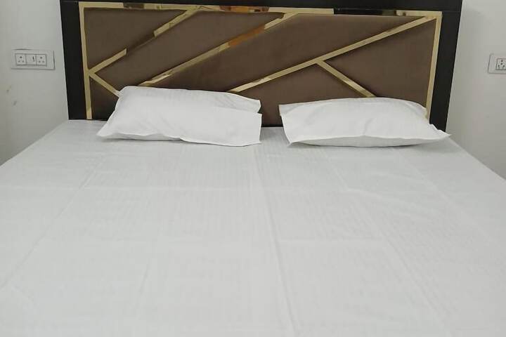 Room 4 of 20