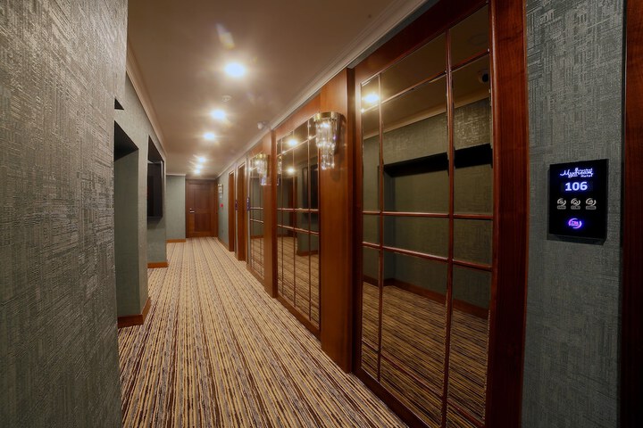 Ballroom/Hall 63 of 73