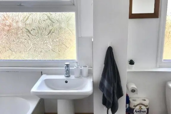 Room 7 of 12