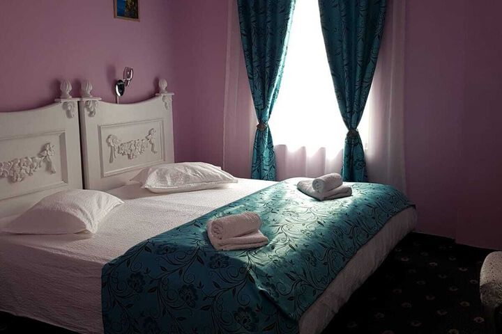 Room 5 of 16
