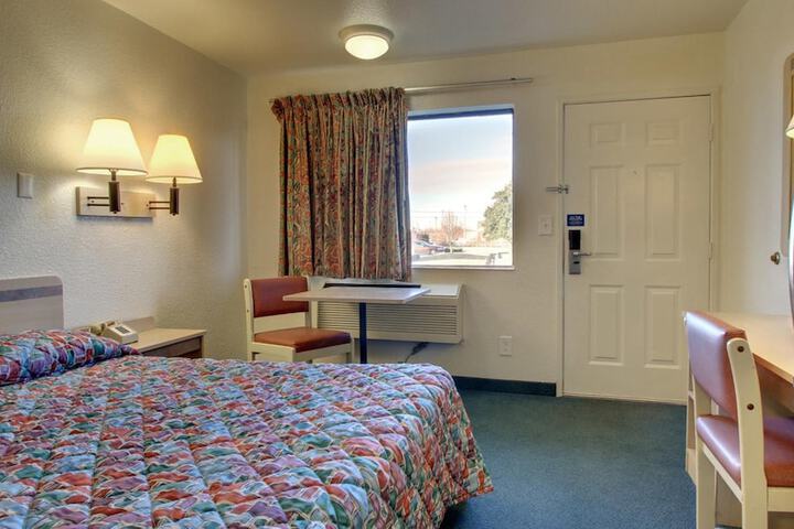 1 Queen Bed (7 of 10)