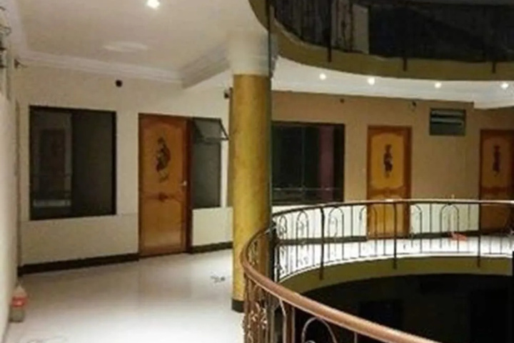 Room 9 of 11