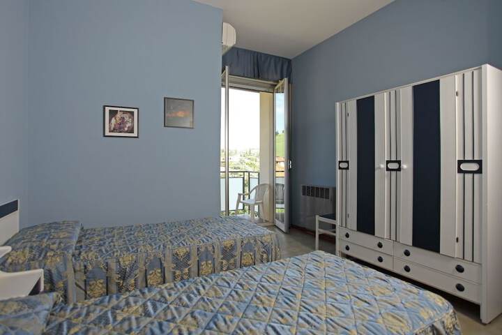 Room 10 of 33