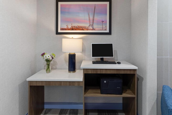 Business Center 70 of 76