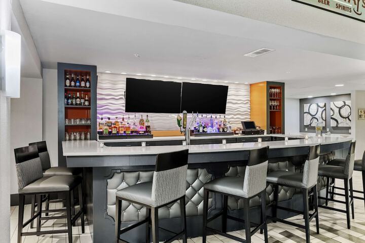 Lounge 18 of 24