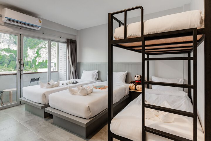 Room 8 of 90