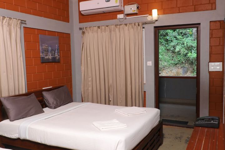 Room 12 of 80
