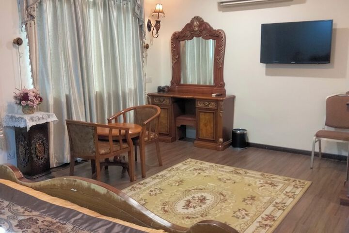 Room 6 of 16
