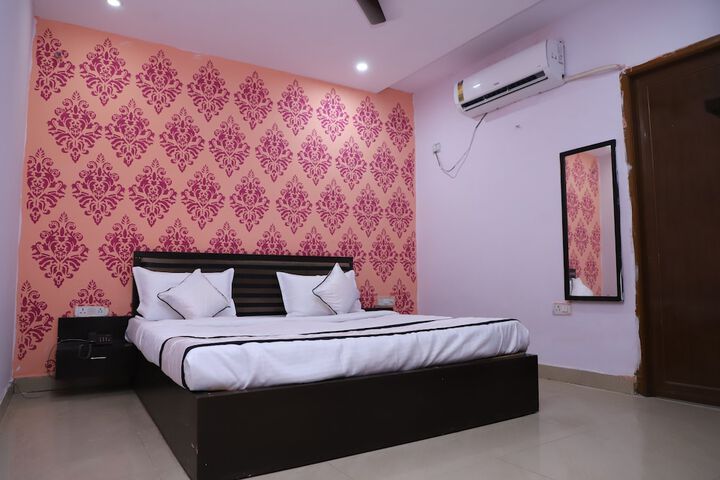 Room 6 of 12