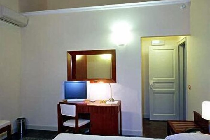 Room 2 of 33
