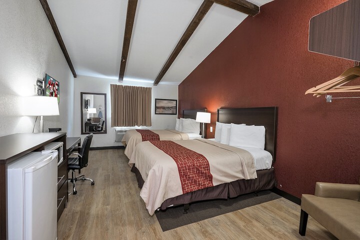 Deluxe Queen Bed Accessible (8 of 24)