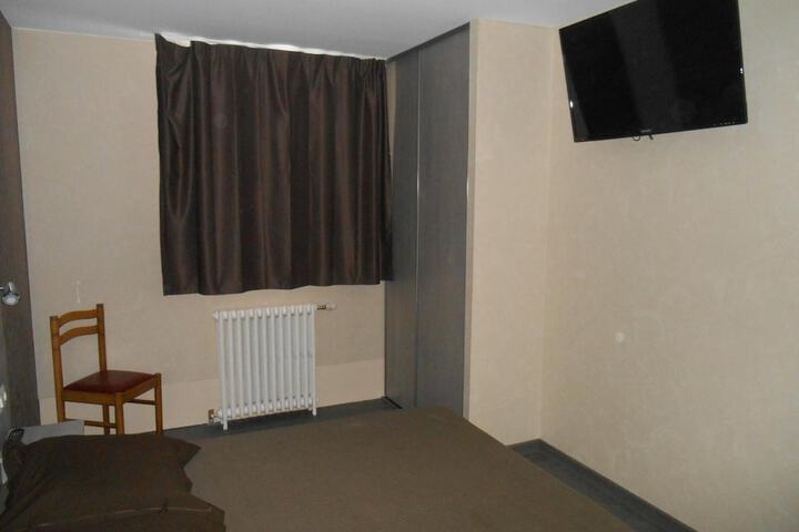 Room 13 of 42