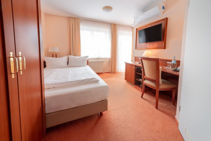 Room 28 of 84