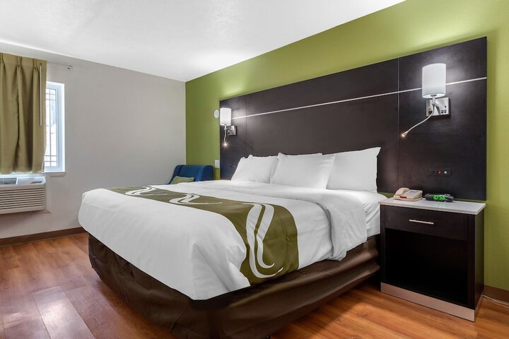 1 King Bed (1 of 6)