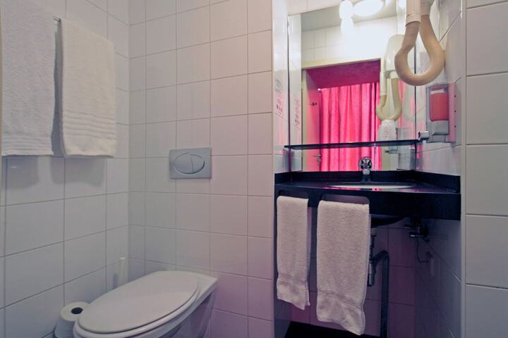 Room 70 of 118