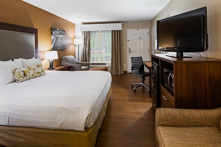 1 King Bed Microwave and Refrigerator WiFi Full Breakfast (1 of 5)