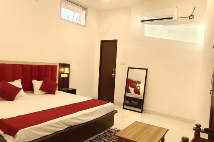 Room 8 of 18