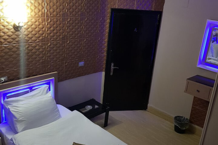 Room 9 of 92
