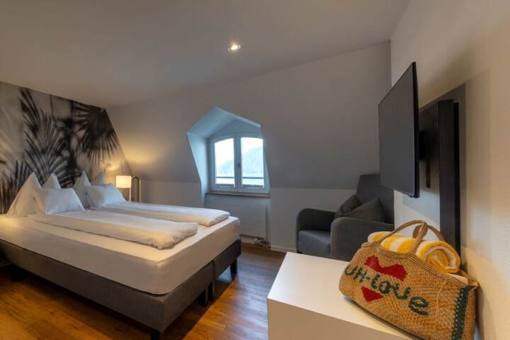 Room 6 of 80