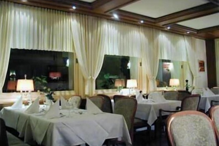 Dining 30 of 47