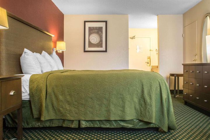 1 King Bed (5 of 6)