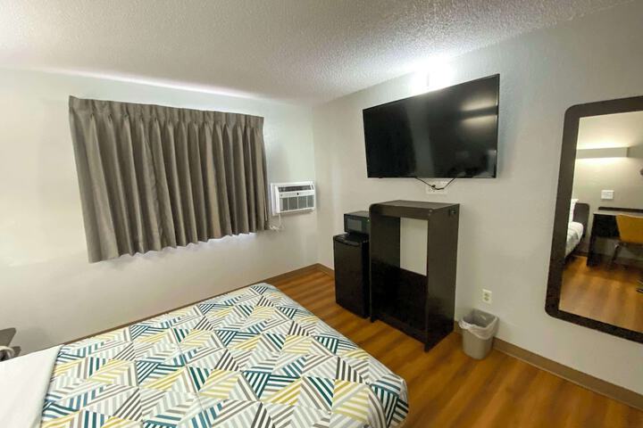 1 Queen Bed (9 of 14)