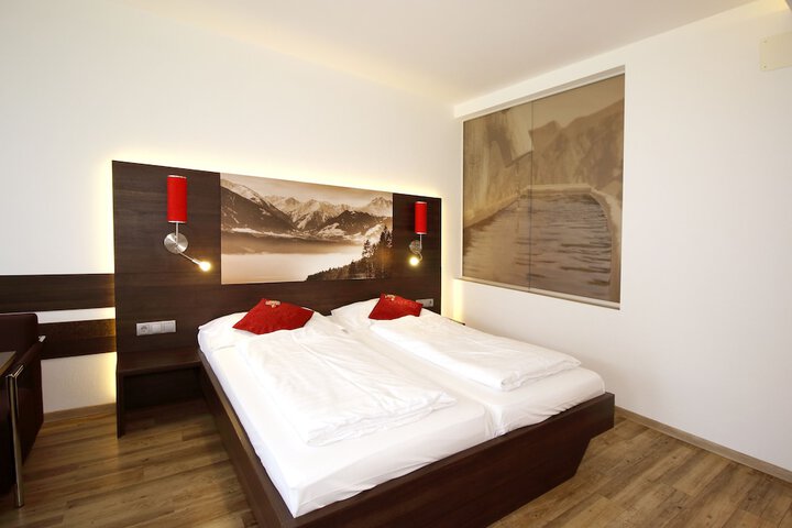 Room 28 of 69