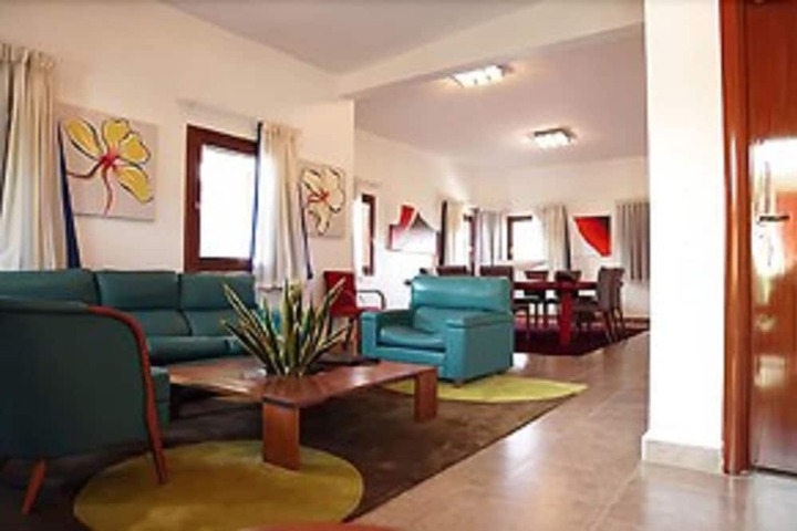 Lounge 22 of 28