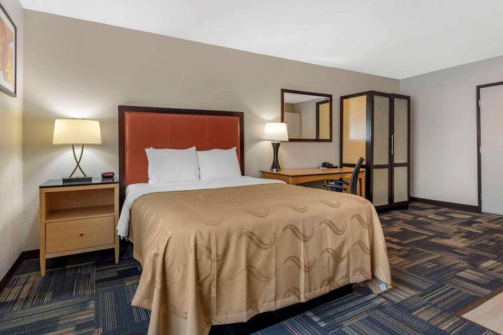 1 King Bed (1 of 15)