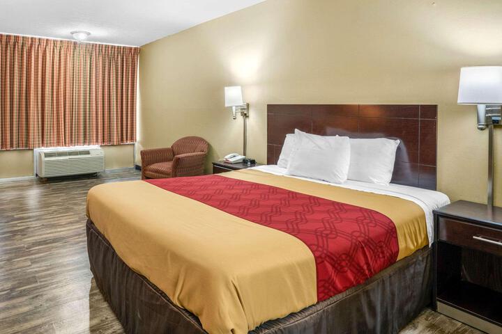 1 Queen Bed (1 of 14)