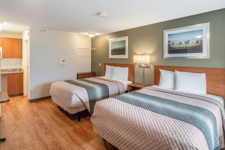 1 Queen Bed (7 of 9)