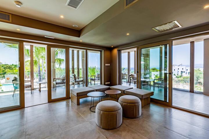 Lounge 54 of 80