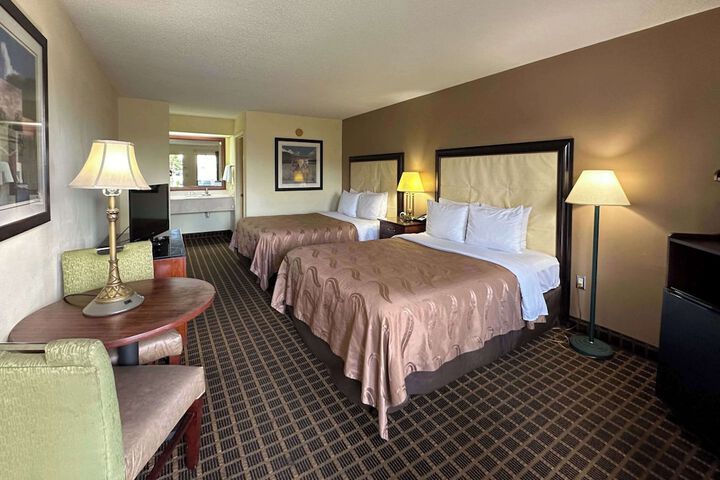 2 Queen Beds (8 of 9)