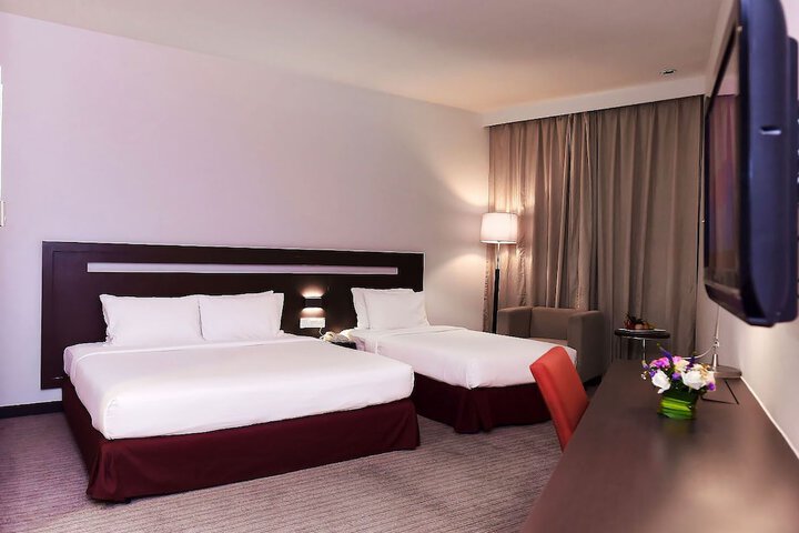 Room 16 of 76