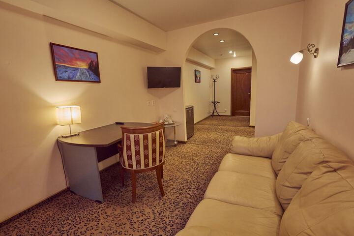 Room 10 of 33