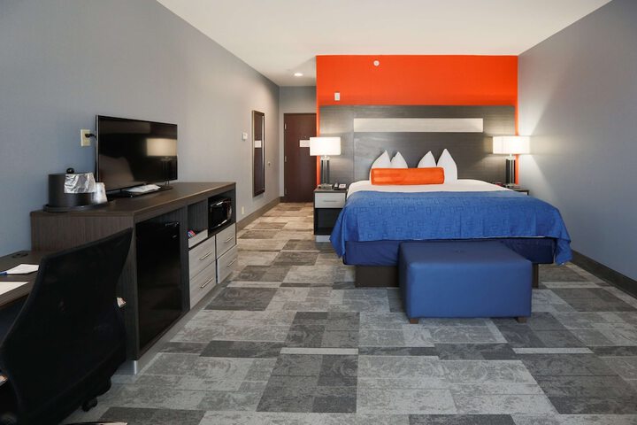 1 King Bed Pillowtop Bed 40 Inch LCD TV, Microwave and Refrigerator Full Breakfast (8 of 18)