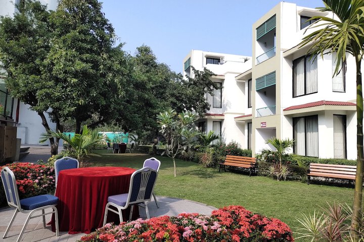 Hotel Exterior 66 of 72