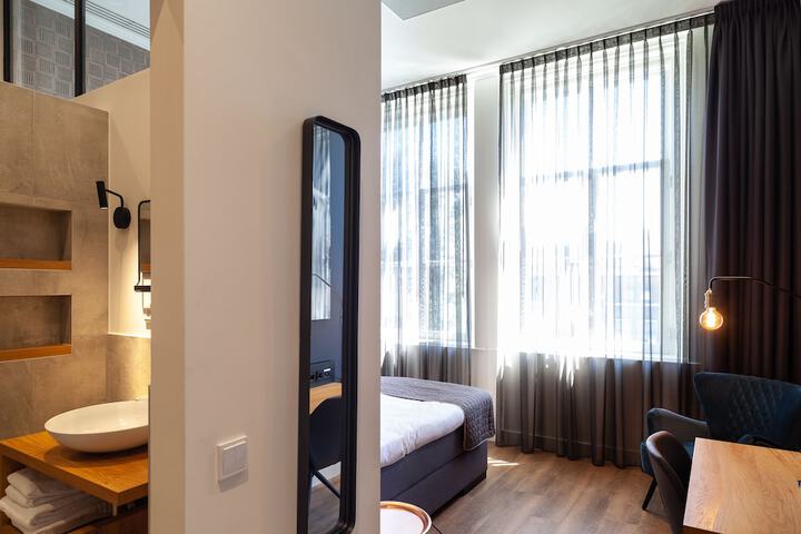 Room 13 of 40