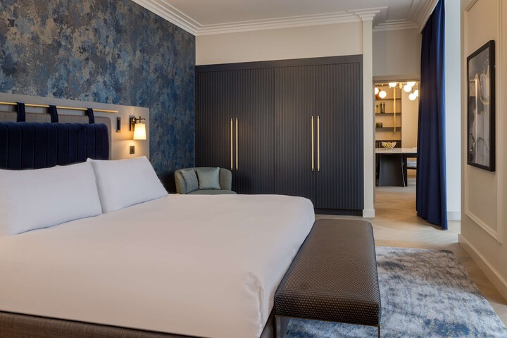 Room 42 of 182