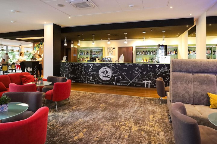 Lounge 99 of 141