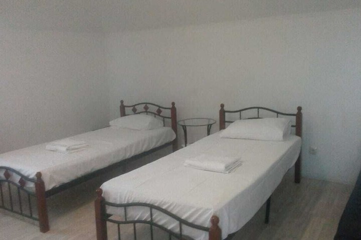 Room 6 of 9
