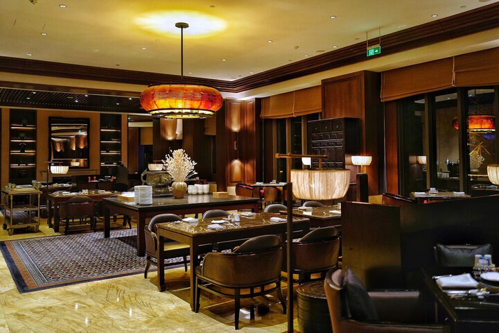 Lounge 22 of 31