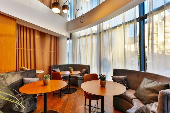 Lounge 70 of 78