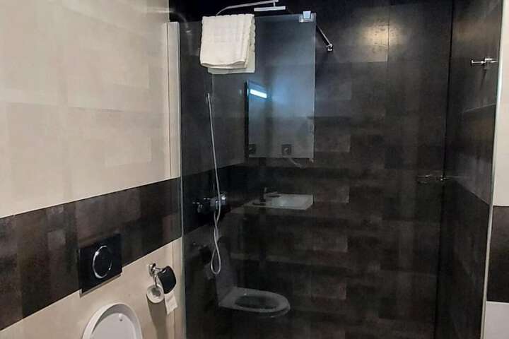 Room 10 of 28
