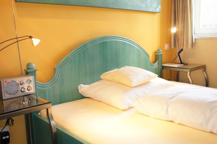 Room 2 of 65