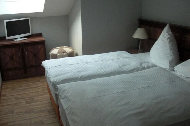 Room 5 of 16